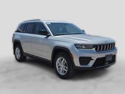 Jeep Grand Cherokee Laredo X 4x4 2026 — side view