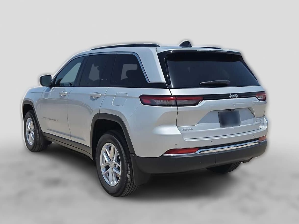 Jeep Grand Cherokee Laredo X 4x4 2026 — side view