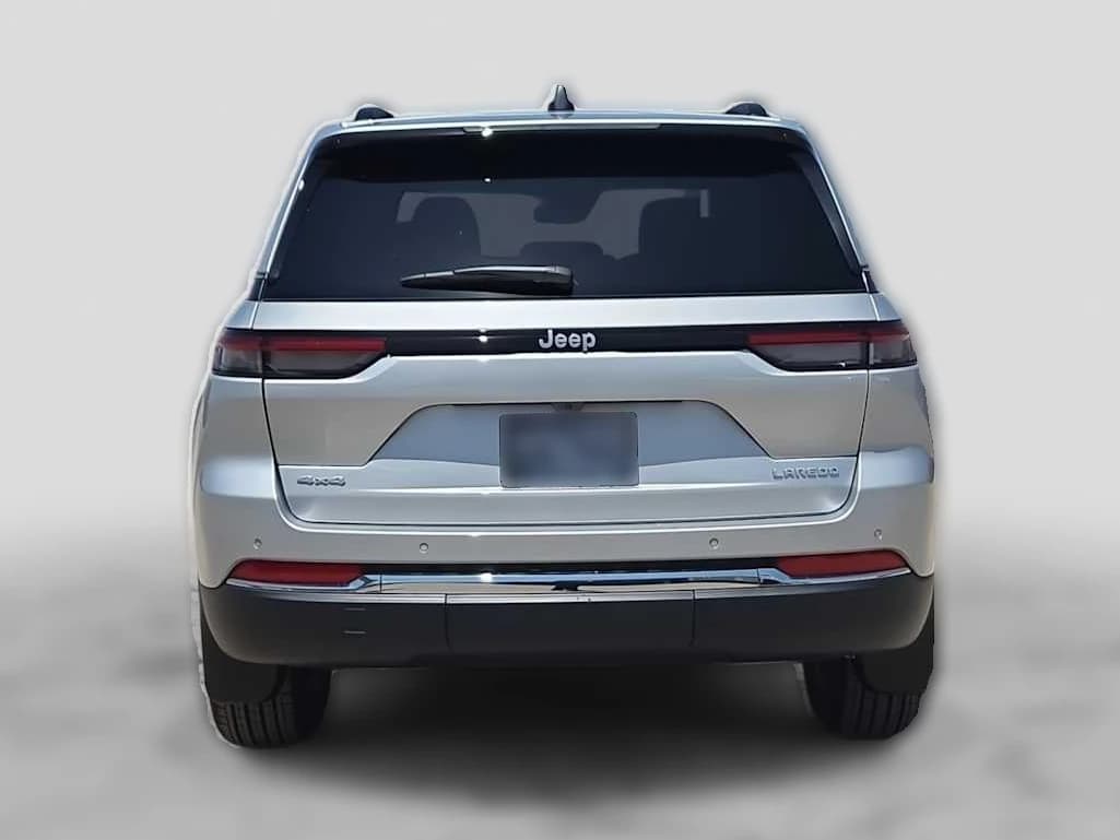 Jeep Grand Cherokee Laredo X 4x4 2026 — side view