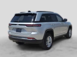 Jeep Grand Cherokee Laredo X 4x4 2026 — side view