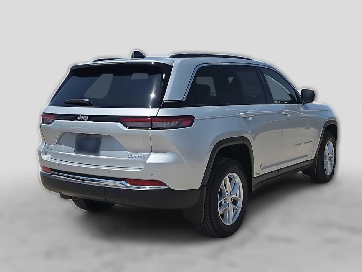 Jeep Grand Cherokee Laredo X 4x4 2026 — side view