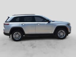 Jeep Grand Cherokee Laredo X 4x4 2026 — side view