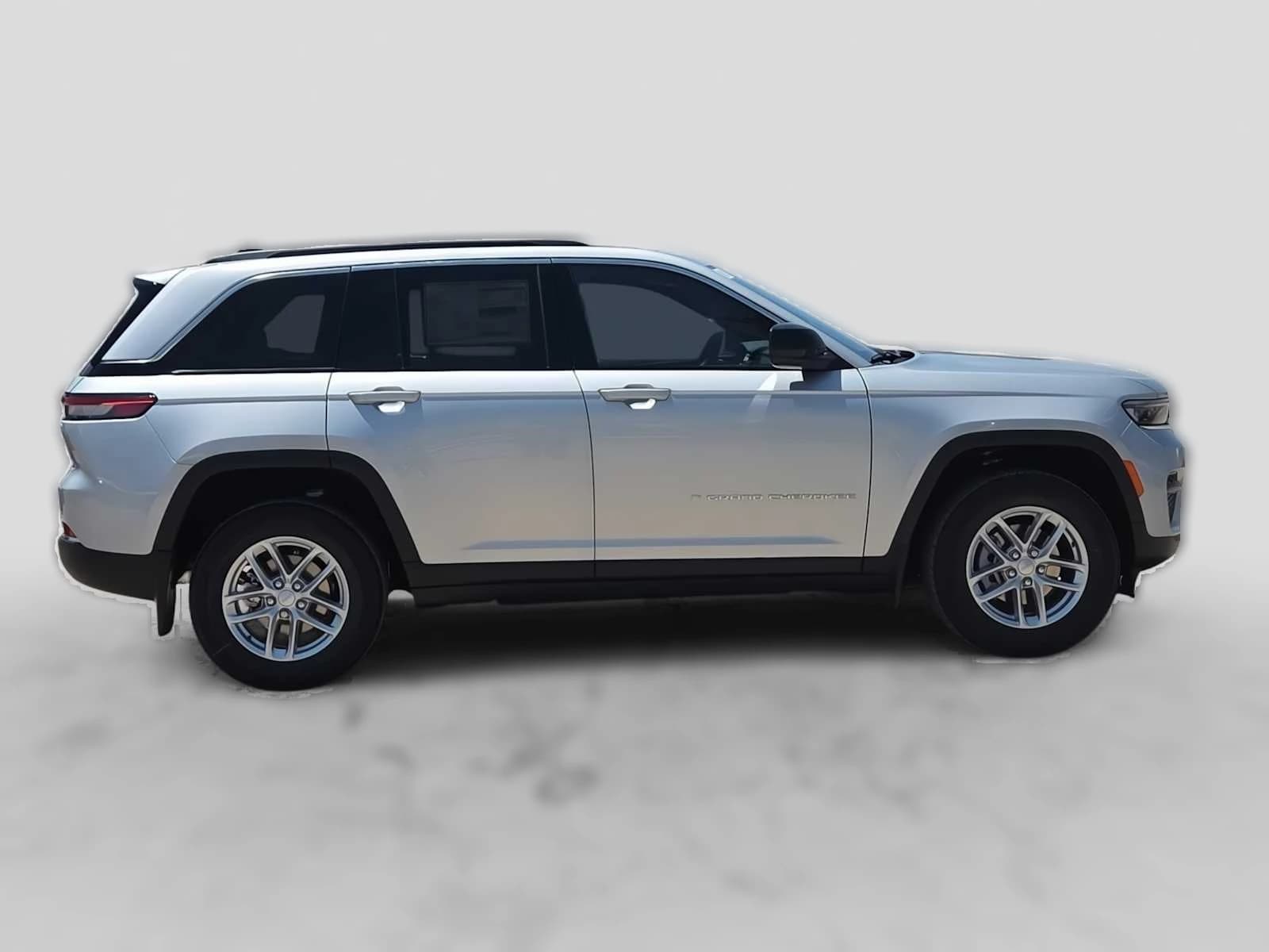 Jeep Grand Cherokee Laredo X 4x4 2026 — side view