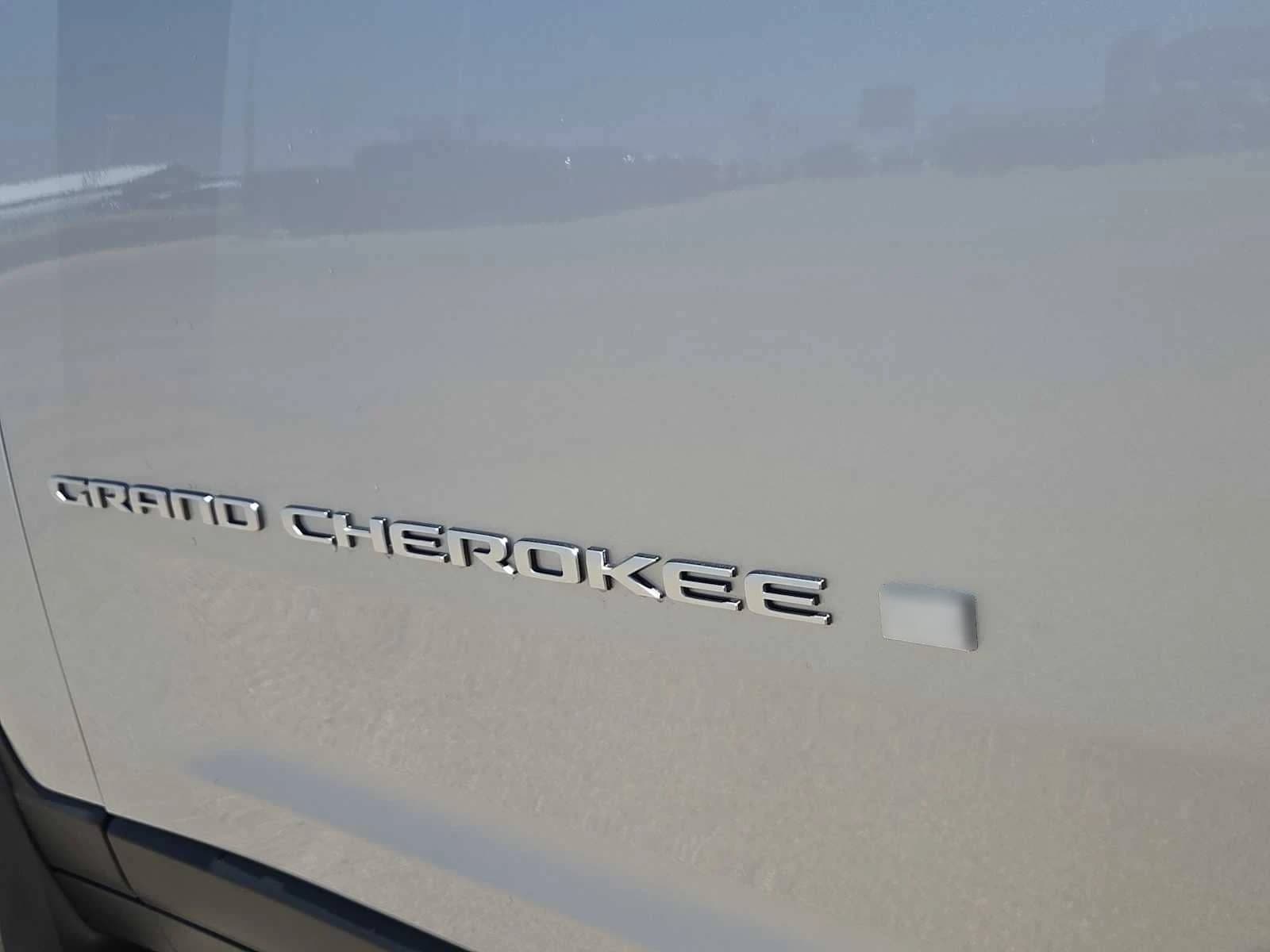 Jeep Grand Cherokee Laredo X 4x4 2026 — side view