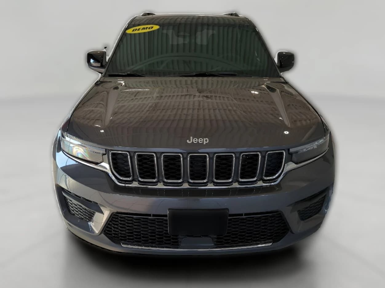 Jeep Grand Cherokee Laredo X 4x4 2026 — side view