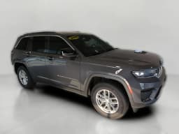 Jeep Grand Cherokee Laredo X 4x4 2026 — side view
