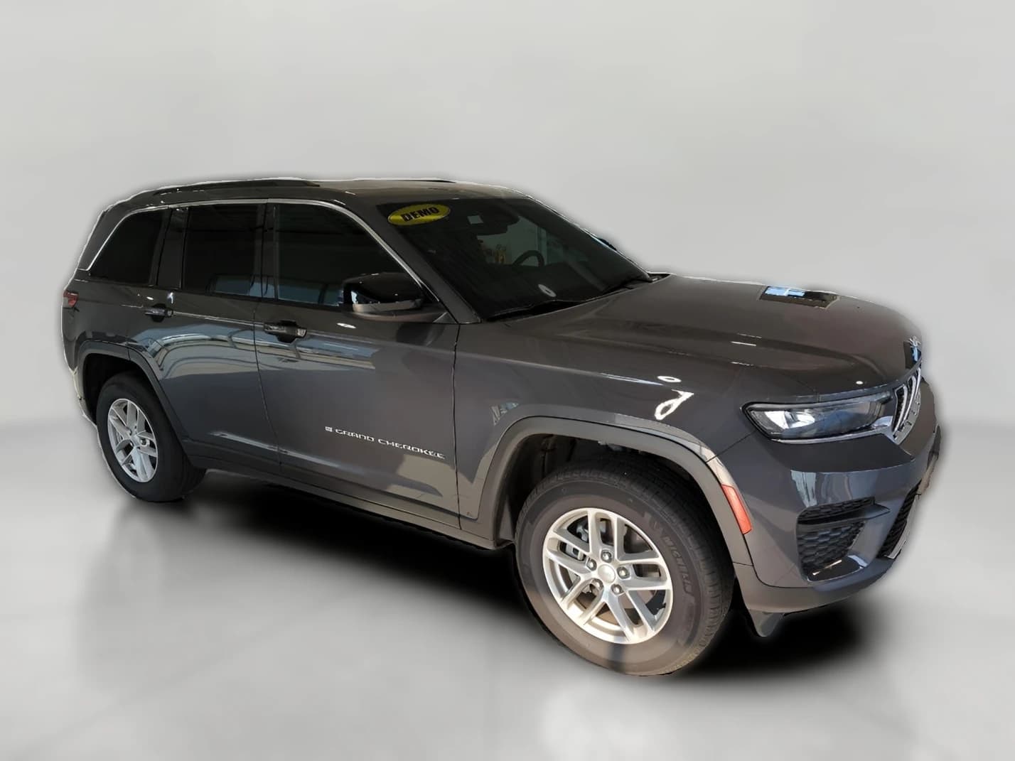 Jeep Grand Cherokee Laredo X 4x4 2026 — side view
