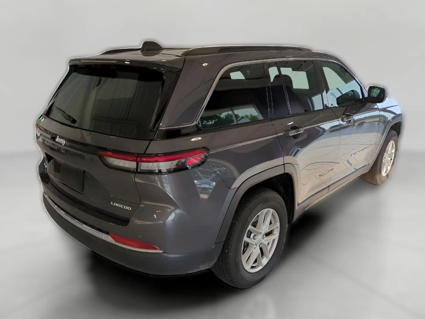 Jeep Grand Cherokee Laredo X 4x4 2026 — side view