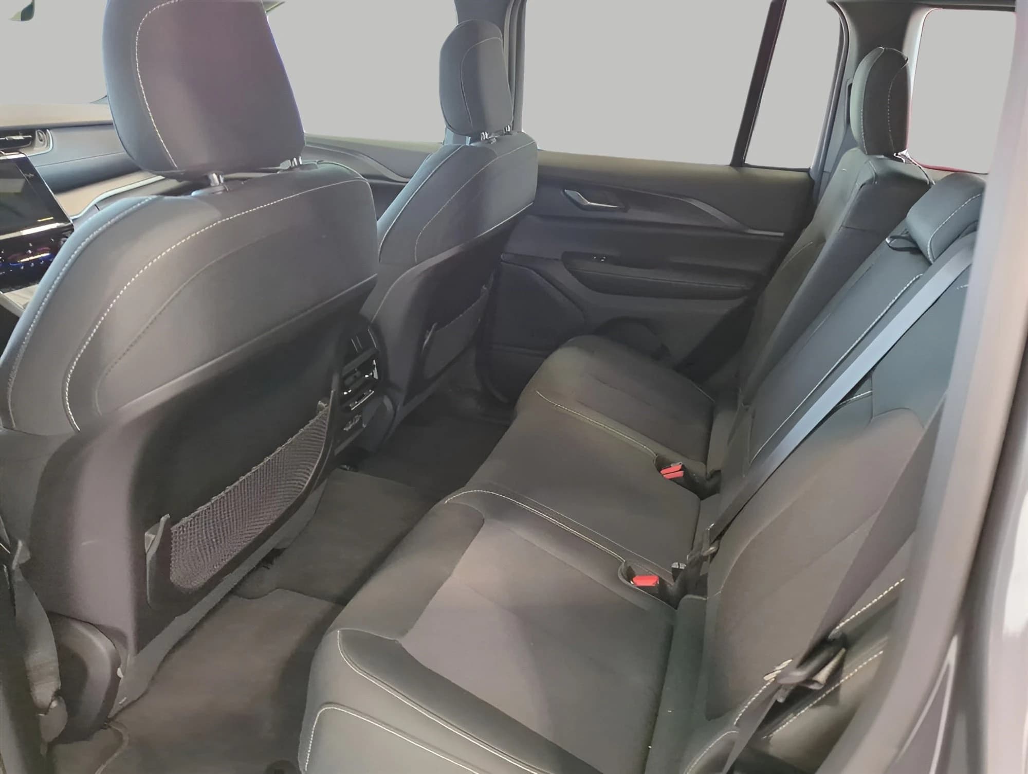 Jeep Grand Cherokee Laredo X 4x4 2026 — side view