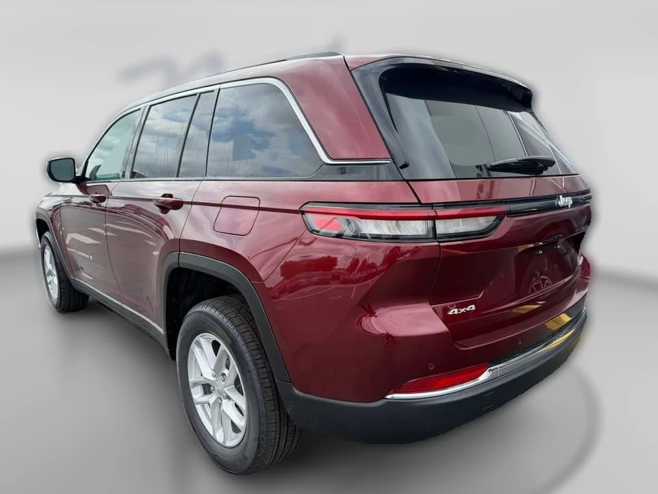 Jeep Grand Cherokee Laredo X 4x4 2026 — side view