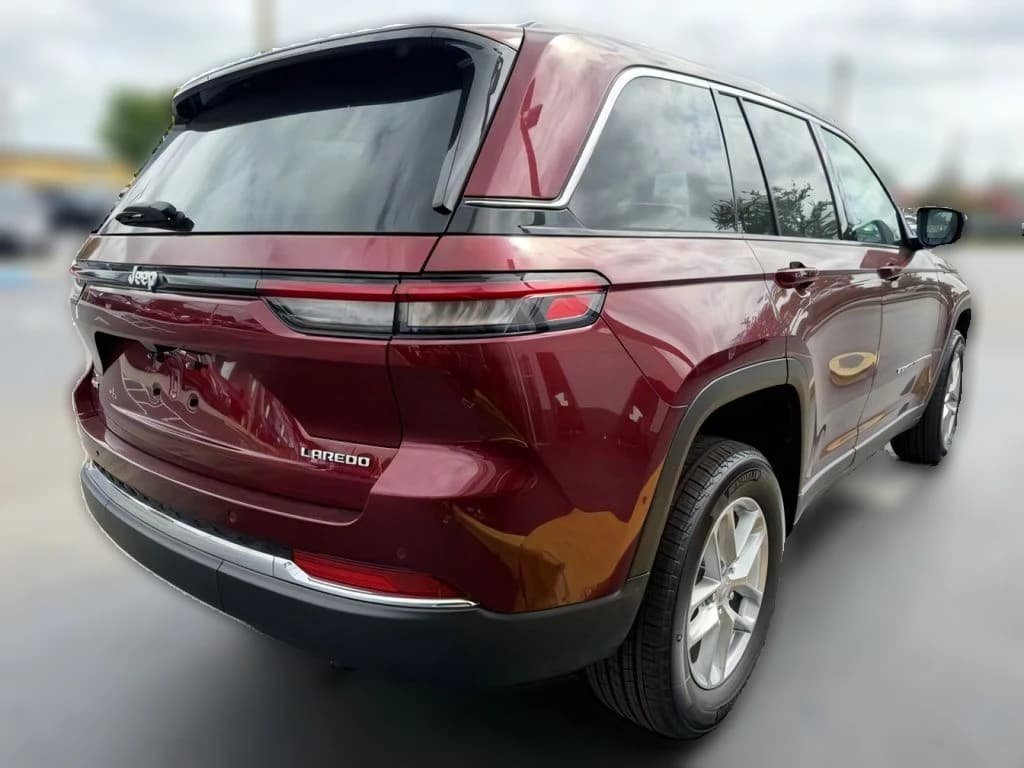 Jeep Grand Cherokee Laredo X 4x4 2026 — side view