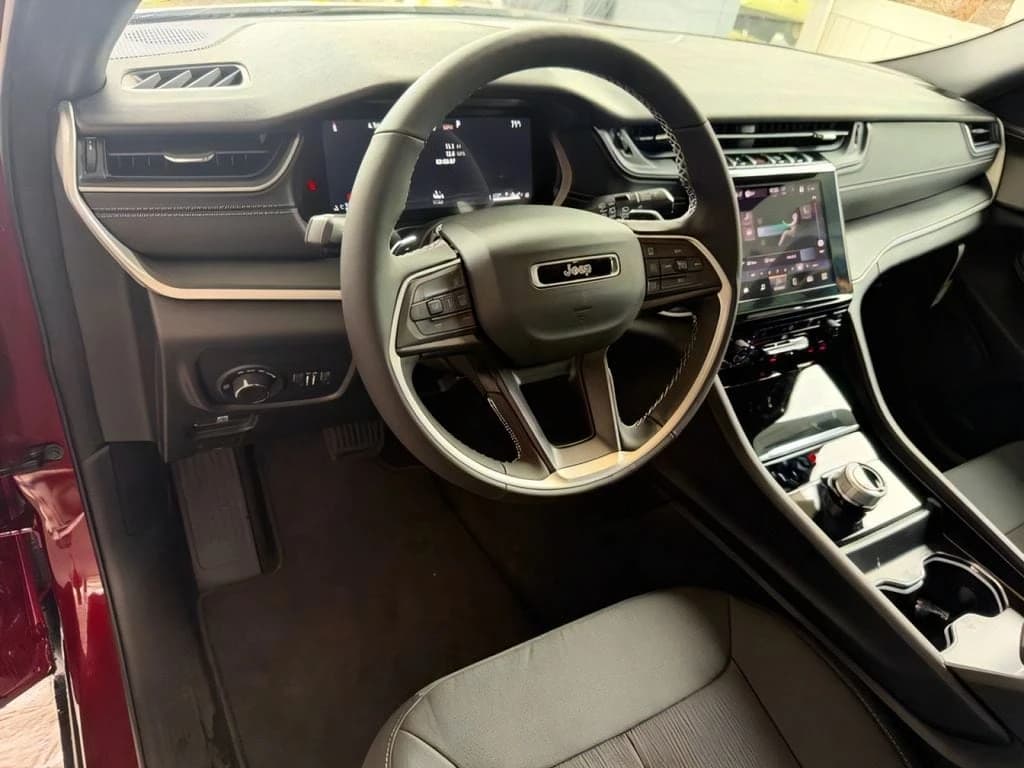 Jeep Grand Cherokee Laredo X 4x4 2026 — side view