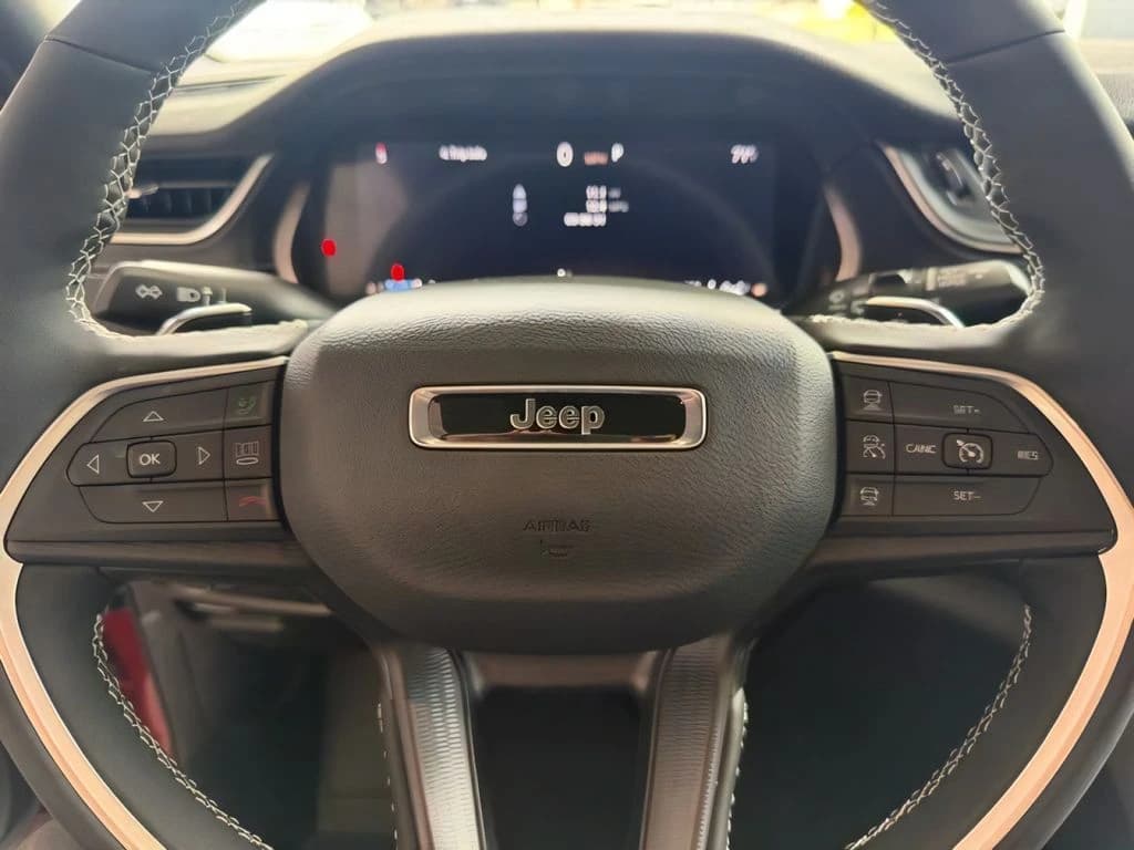 Jeep Grand Cherokee Laredo X 4x4 2026 — side view