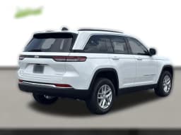Jeep Grand Cherokee Laredo 4x4 2026 — side view