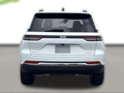 Jeep Grand Cherokee Laredo 4x4 2026 — side view