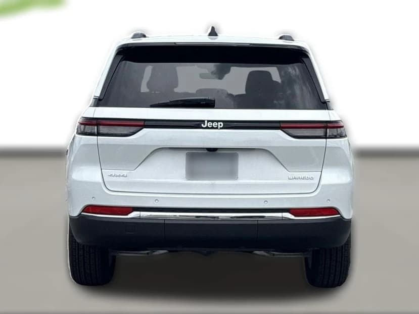 Jeep Grand Cherokee Laredo 4x4 2026 — side view