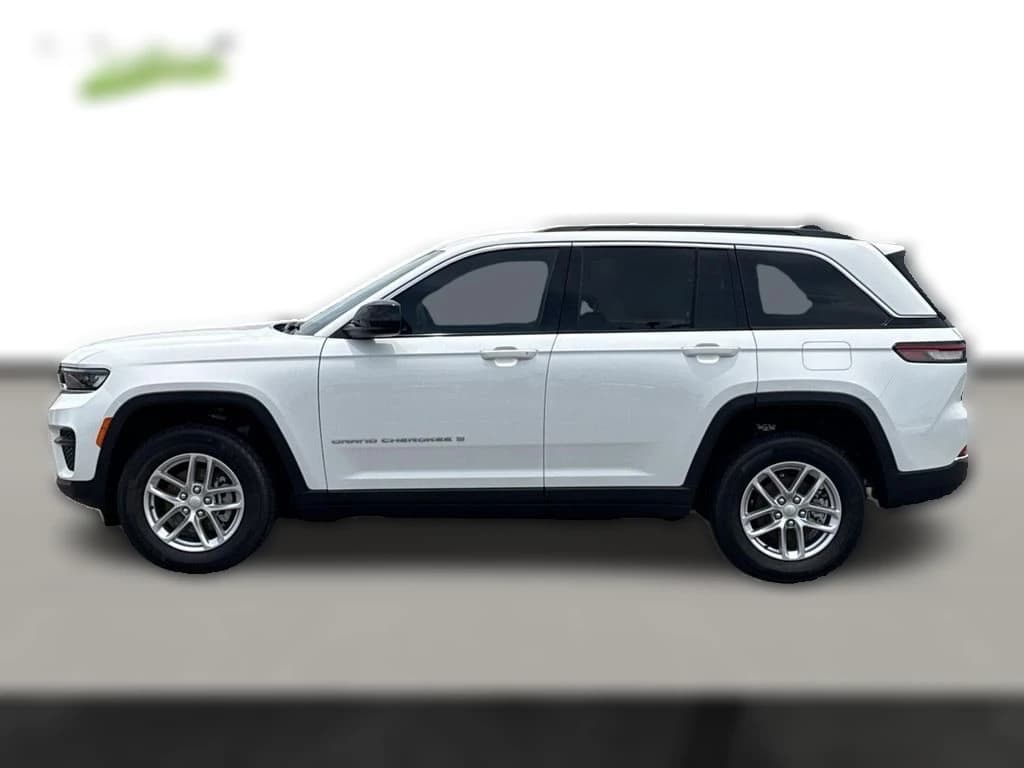 Jeep Grand Cherokee Laredo 4x4 2026 — side view