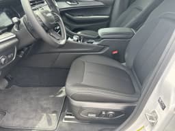 Jeep Grand Cherokee Laredo 4x4 2026 — side view