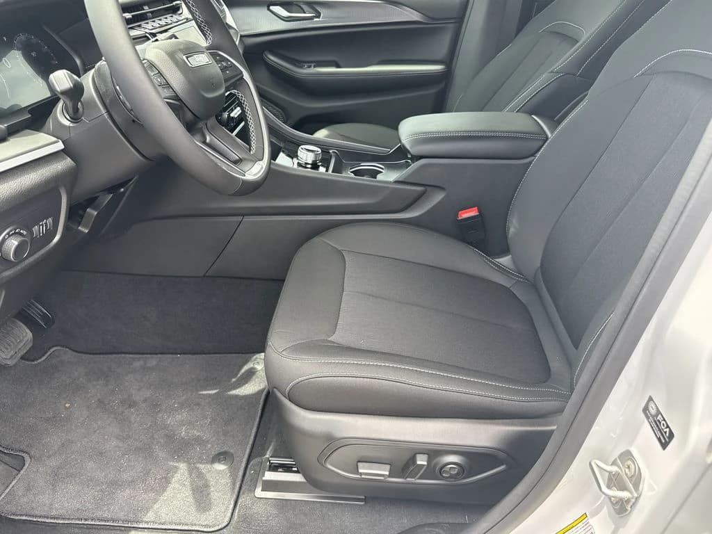 Jeep Grand Cherokee Laredo 4x4 2026 — side view