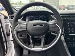 Jeep Grand Cherokee Laredo 4x4 2026 — side view