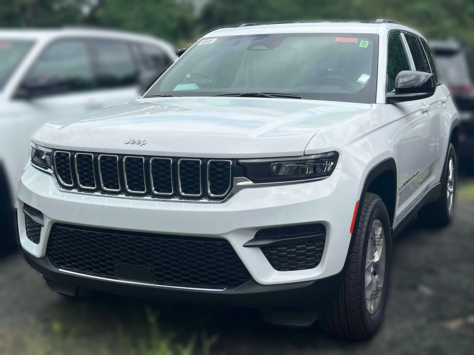 Jeep Grand Cherokee Laredo 4x4 2026 — side view