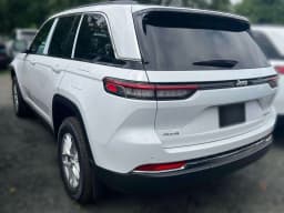 Jeep Grand Cherokee Laredo 4x4 2026 — side view