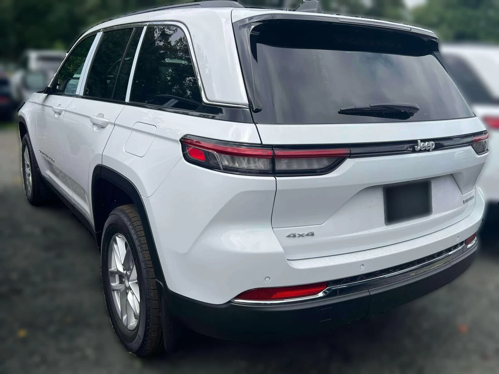 Jeep Grand Cherokee Laredo 4x4 2026 — side view