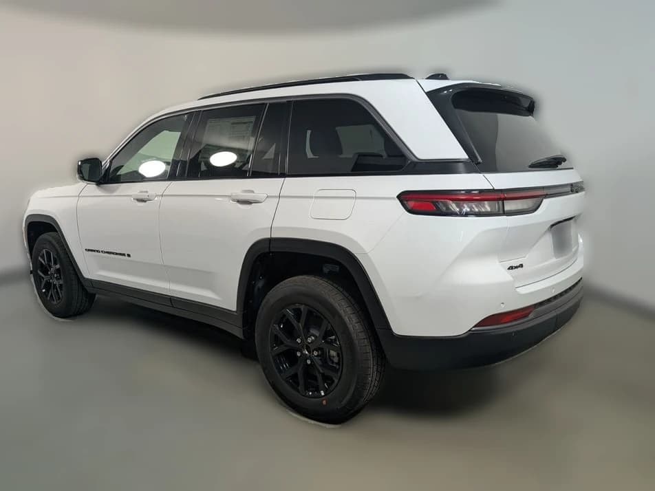 Jeep Grand Cherokee Laredo Altitude 4x4 2026 — side view