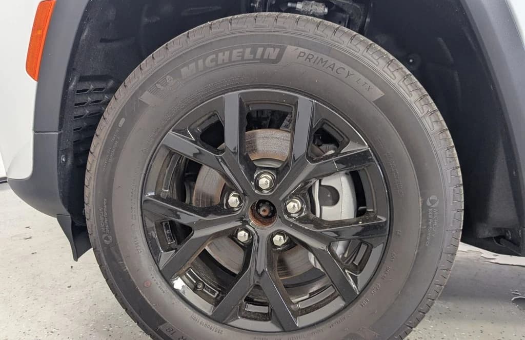 Jeep Grand Cherokee Laredo Altitude 4x4 2026 — side view