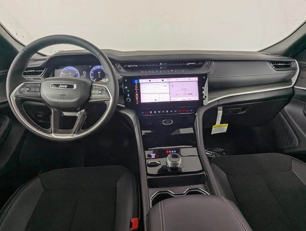 Jeep Grand Cherokee Laredo Altitude 4x4 2026 — side view