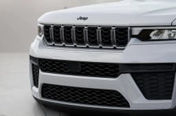 Jeep Grand Cherokee Laredo Altitude 4x4 2026 — side view