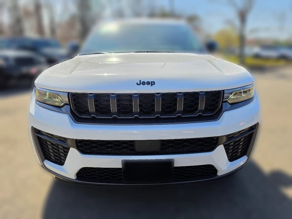 Jeep Grand Cherokee Laredo Altitude 4x4 2026 — side view
