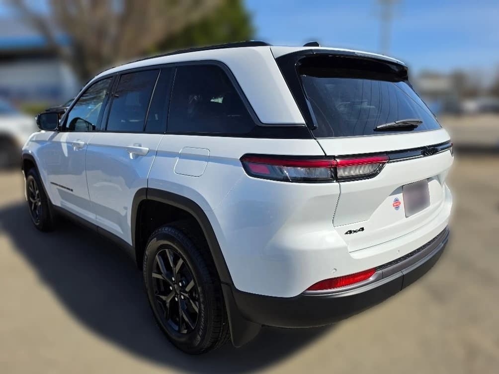 Jeep Grand Cherokee Laredo Altitude 4x4 2026 — side view