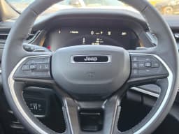 Jeep Grand Cherokee Laredo Altitude 4x4 2026 — side view