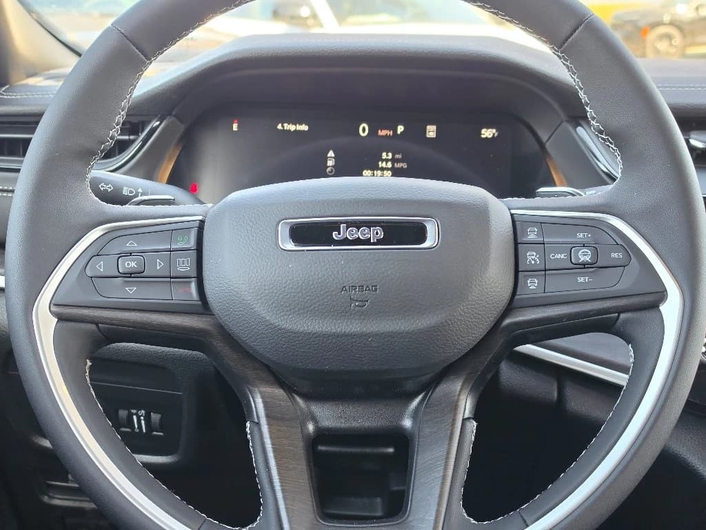 Jeep Grand Cherokee Laredo Altitude 4x4 2026 — side view