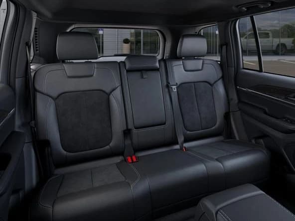 Jeep Grand Cherokee Laredo Altitude 4x4 2026 — side view