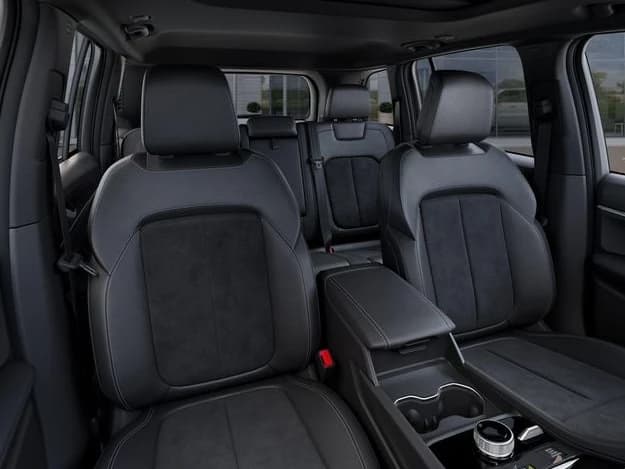 Jeep Grand Cherokee Laredo Altitude 4x4 2026 — side view