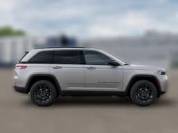 Jeep Grand Cherokee Laredo Altitude 4x4 2026 — side view