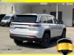 Jeep Grand Cherokee Laredo Altitude 4x4 2026 — side view