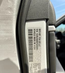 Jeep Grand Cherokee Laredo Altitude 4x4 2026 — side view