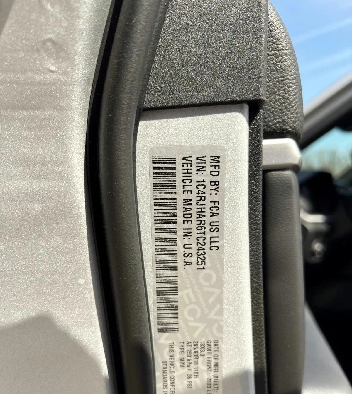 Jeep Grand Cherokee Laredo Altitude 4x4 2026 — side view