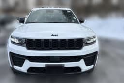 Jeep Grand Cherokee Laredo Altitude 4x4 2026 — side view