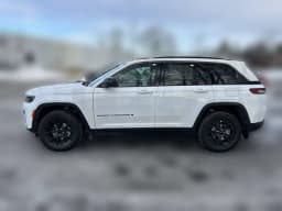 Jeep Grand Cherokee Laredo Altitude 4x4 2026 — side view