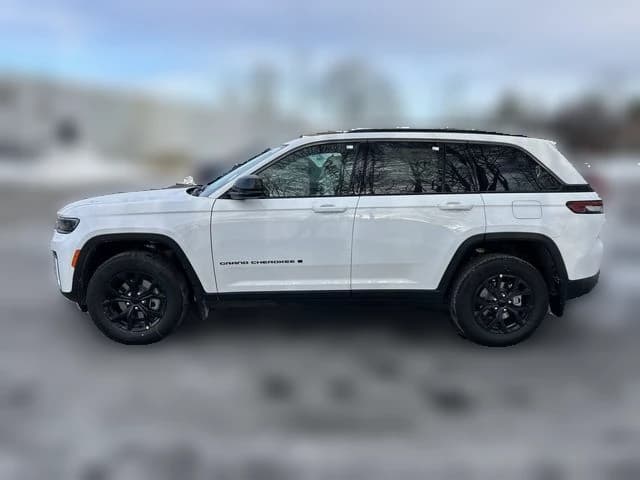 Jeep Grand Cherokee Laredo Altitude 4x4 2026 — side view