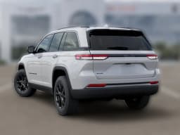 Jeep Grand Cherokee Laredo Altitude 4x4 2026 — side view