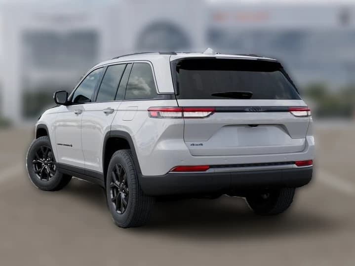 Jeep Grand Cherokee Laredo Altitude 4x4 2026 — side view
