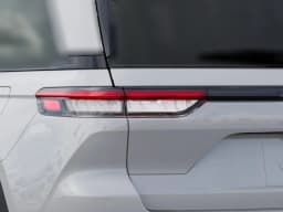 Jeep Grand Cherokee Laredo Altitude 4x4 2026 — side view