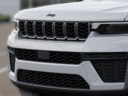 Jeep Grand Cherokee Laredo Altitude 4x4 2026 — side view