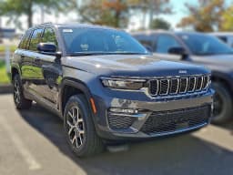 Jeep Grand Cherokee Limited 4x4 2025 — side view