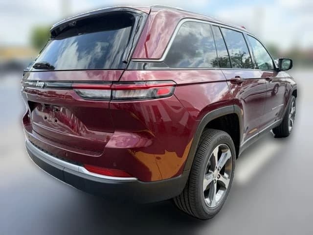 Jeep Grand Cherokee Limited 4x4 2026 — side view